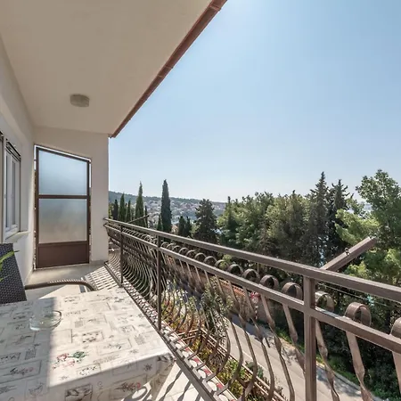 Charming With Balcony - One Bedroom Апартаменты *