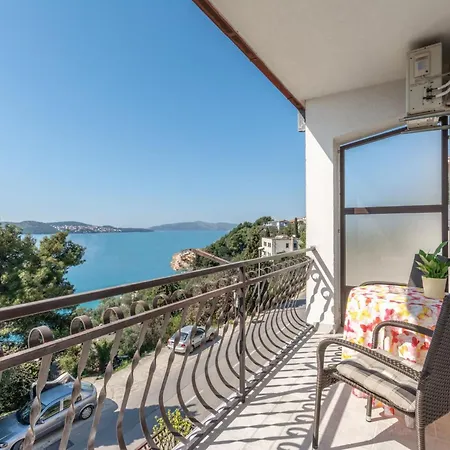 Апартаменты Charming With Balcony - One Bedroom