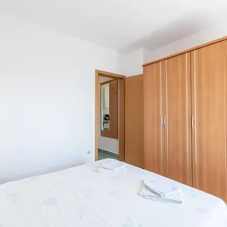 Charming With Balcony - One Bedroom 特罗吉尔