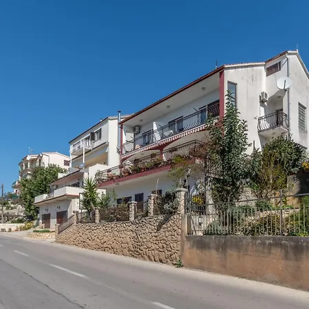 Charming With Balcony - One Bedroom 公寓