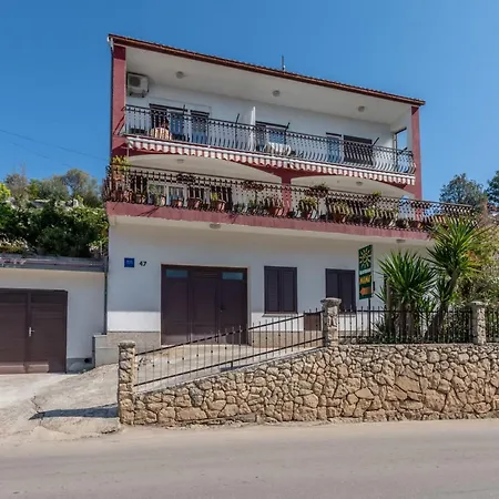 Charming With Balcony - One Bedroom * 特罗吉尔