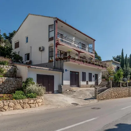 Charming With Balcony - One Bedroom * 特罗吉尔