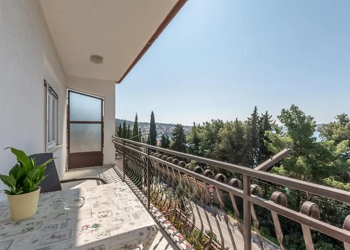 Charming With Balcony - One Bedroom 公寓 *