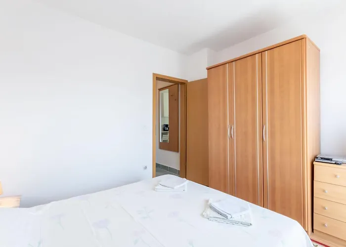 Charming With Balcony - One Bedroom 特罗吉尔