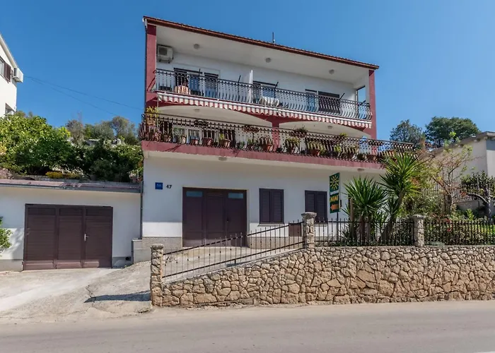 Charming With Balcony - One Bedroom * 特罗吉尔