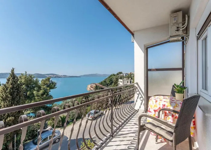 公寓 Charming With Balcony - One Bedroom